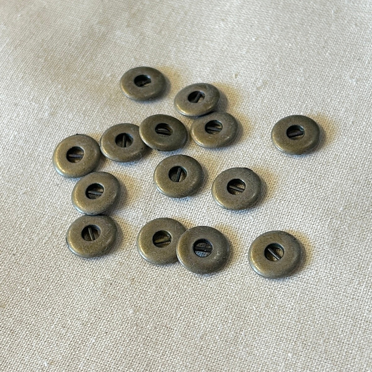 SULLIVANS Button 2-Hole Brassy / Mollies New Zealand