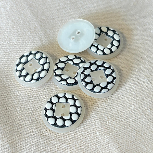 SULLIVANS Button 2-Hole Off White 22mm / Mollies New Zealand