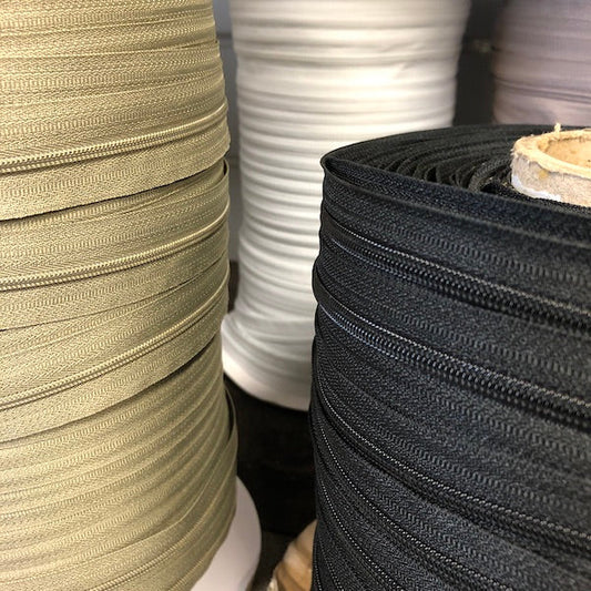 Continuous zipper on the roll