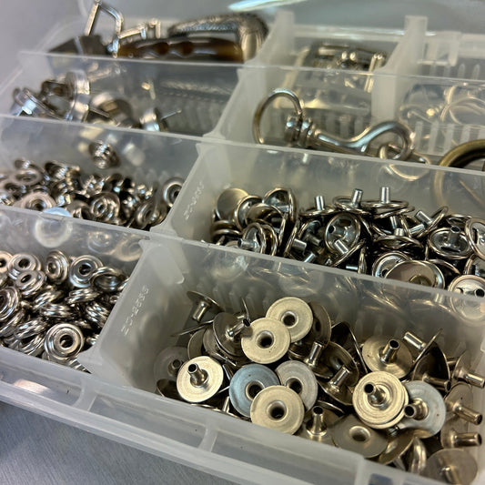 Plastic container with various sizes of press snaps