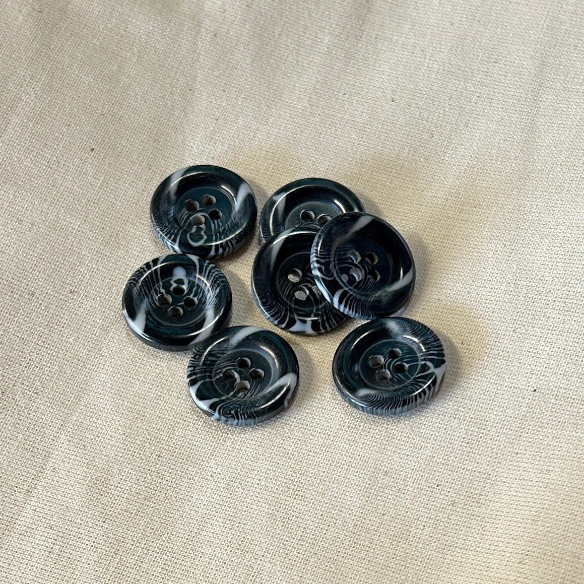 SULLIVANS Button 4-Hole Black / Mollies New Zealand