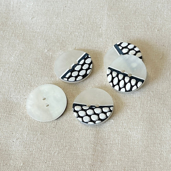 SULLIVANS Button 2-Hole Off White 22mm / Mollies New Zealand