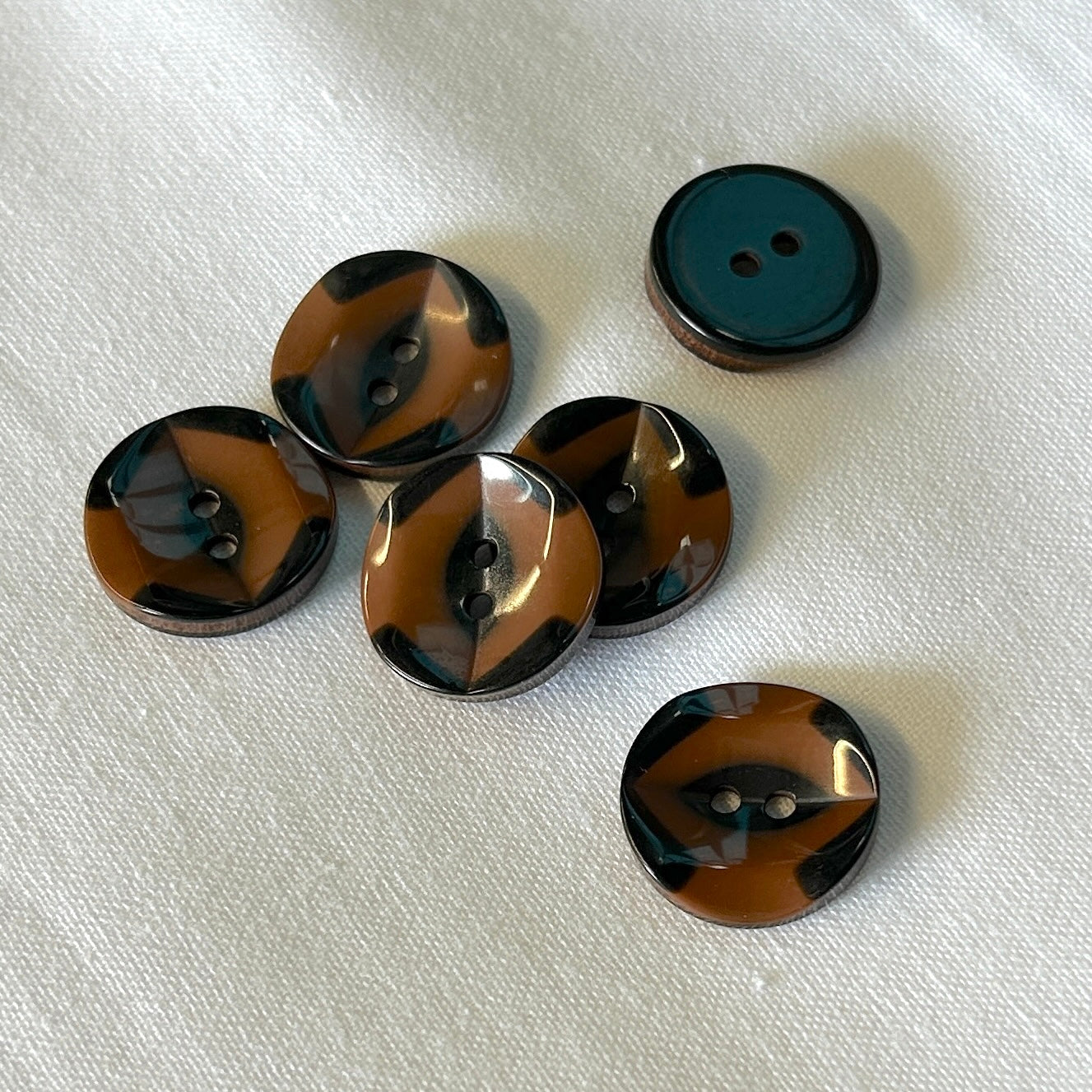 SULLIVANS Button 2-Hole Brown & Black 18mm / Mollies New Zealand