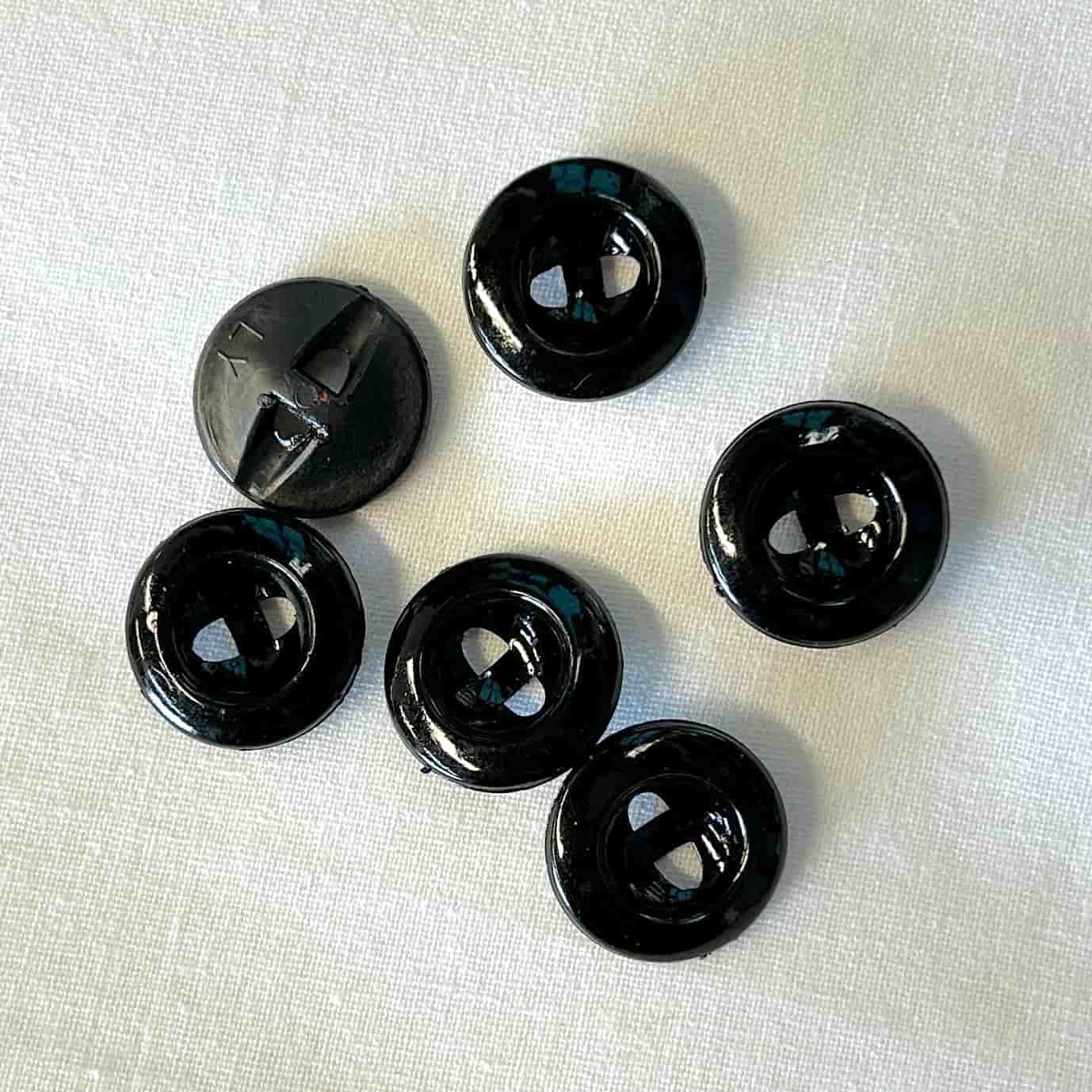 SULLIVANS Button 2-Hole Black 18mm / Mollies New Zealand