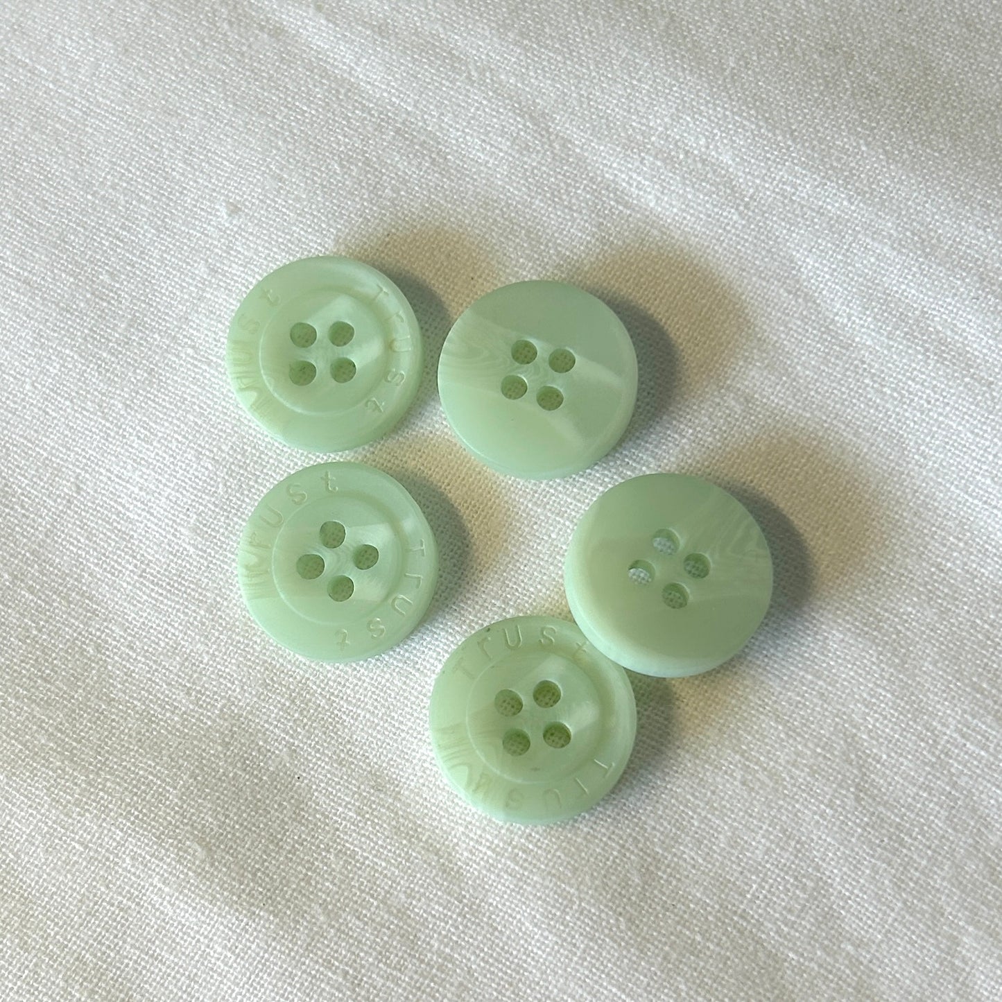 Button 4-Hole Mint